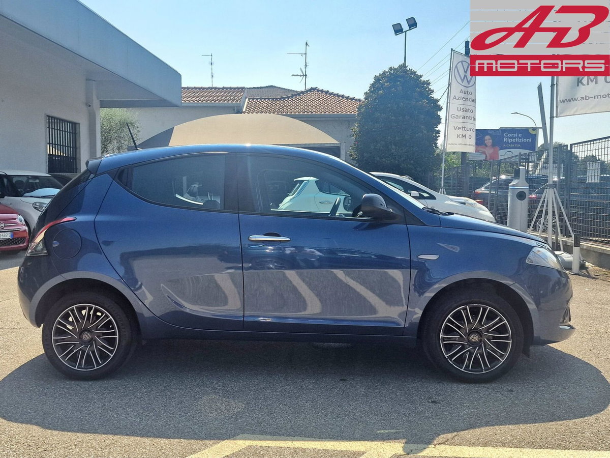 Lancia Ypsilon 1.0 FireFly 5 porte S&S Hybrid Ecochic Gold (4)