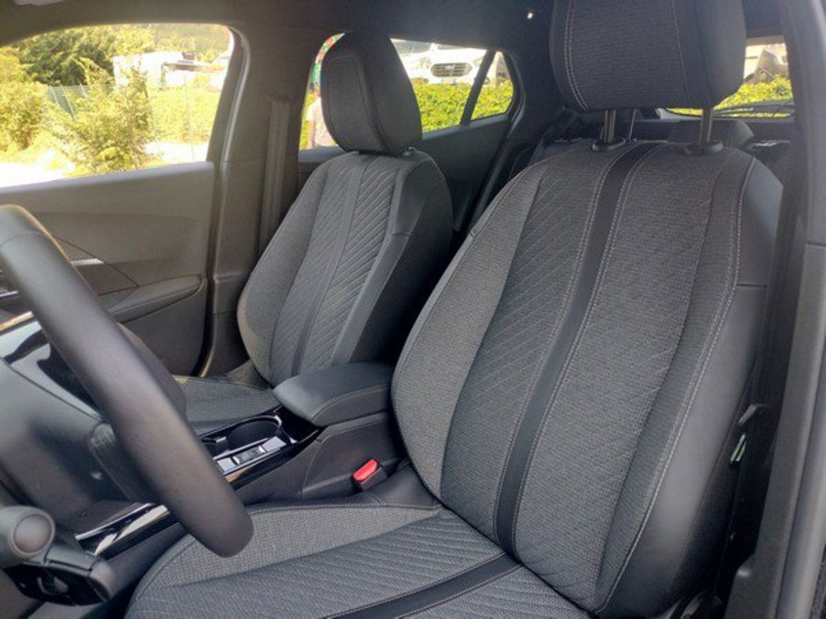 Peugeot 2008 1.2 turbo Allure 100cv (9)