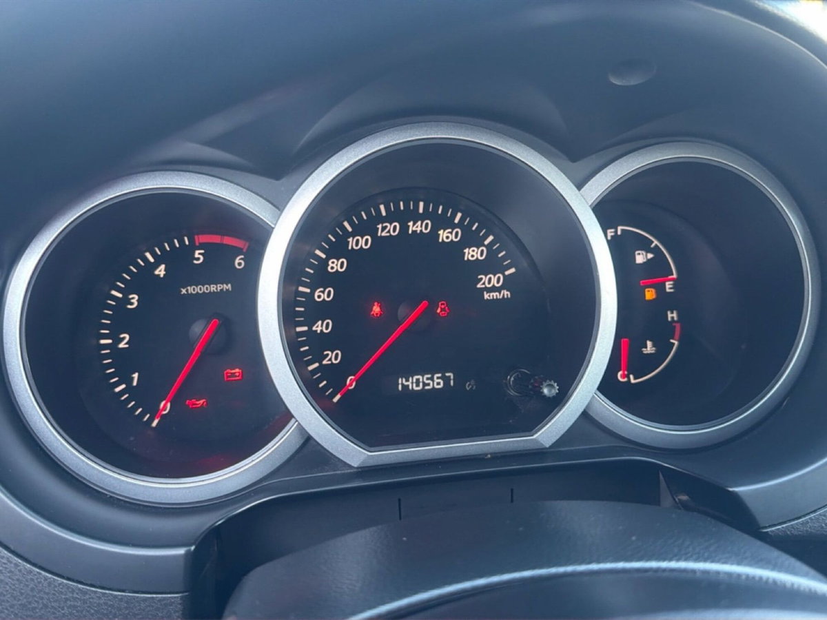 Suzuki Grand Vitara 1.9 DDiS 3 porte Offroad (14)