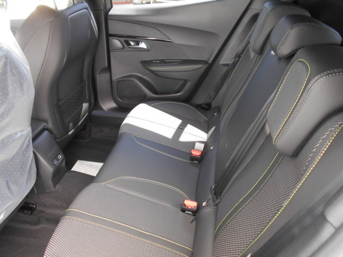 Peugeot 2008 1.2 hybrid GT 145cv e-dcs6 (12)