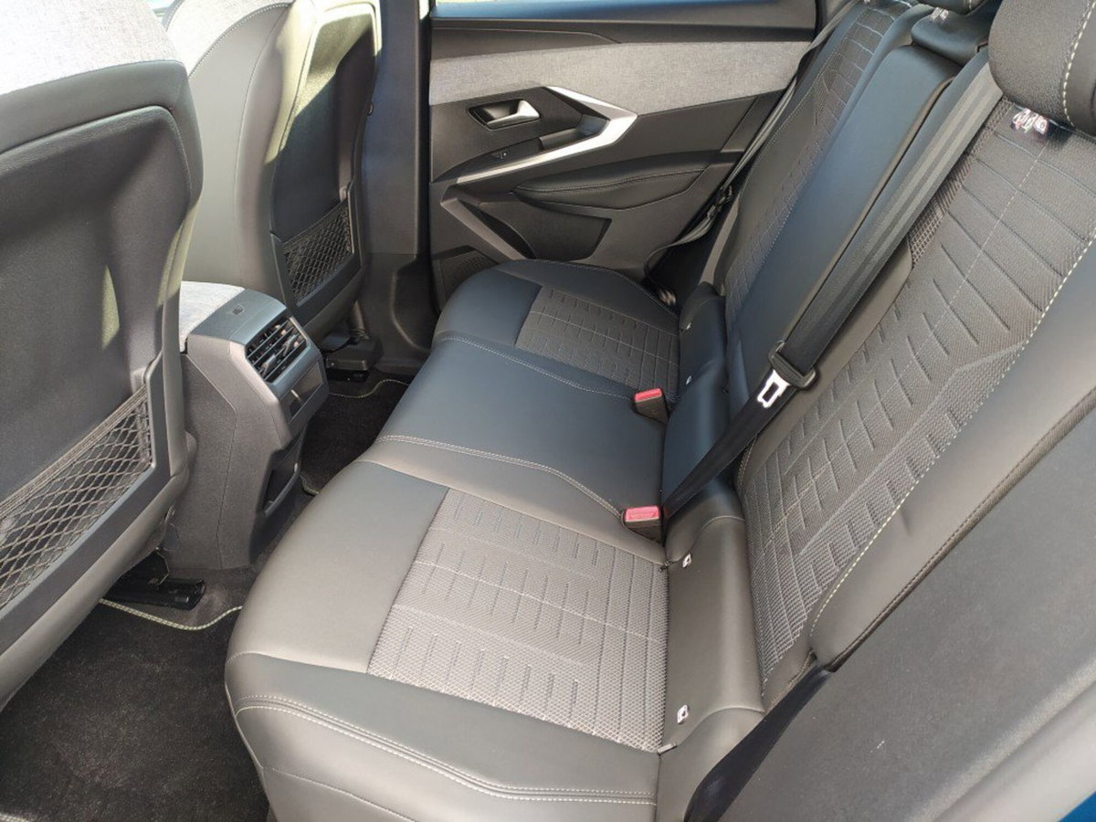 Peugeot 3008 1.2 hybrid GT Exclusive 145cv e-dcs6 (17)