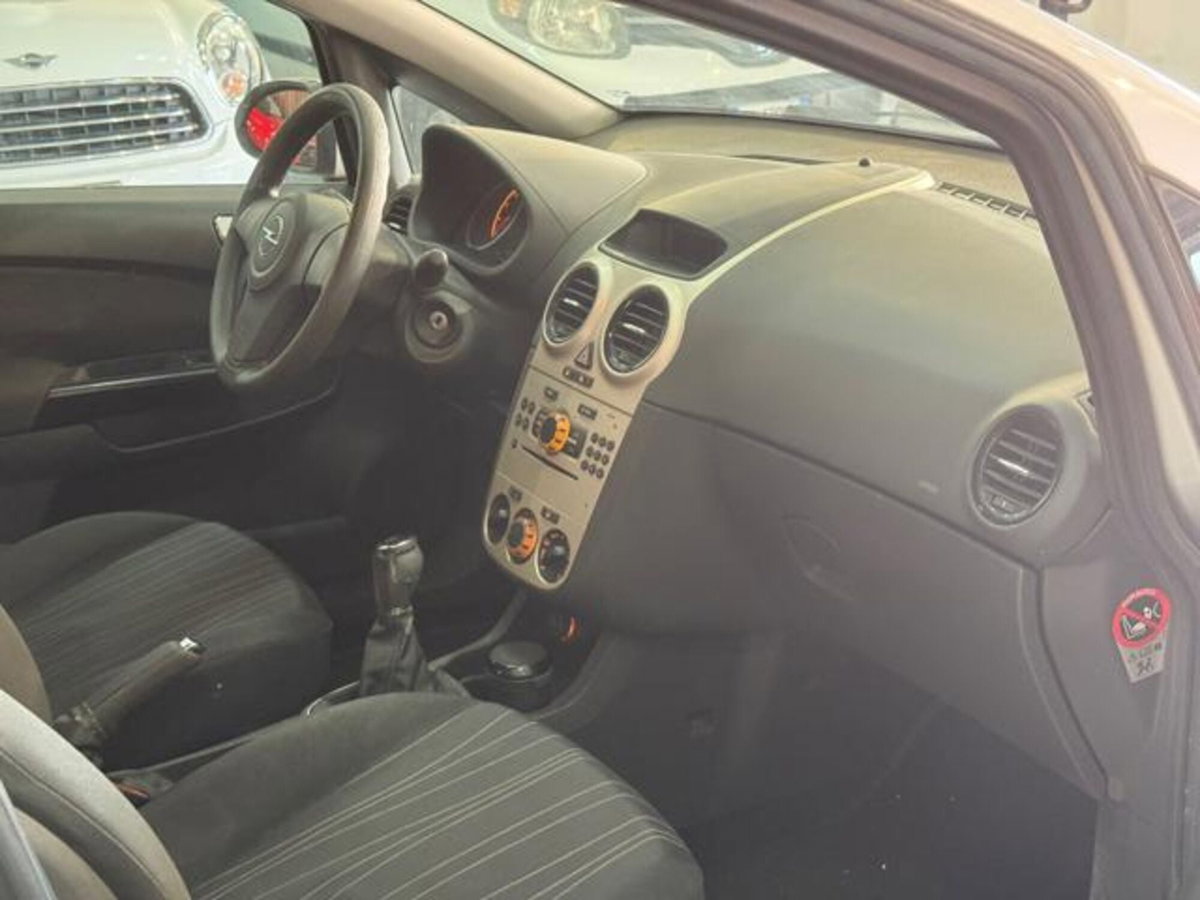 Opel Corsa 1.2 5 porte Club (18)