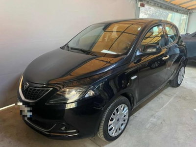 Lancia Ypsilon 1.0 FireFly 5 porte S&S Hybrid Ecochic Silver usata
