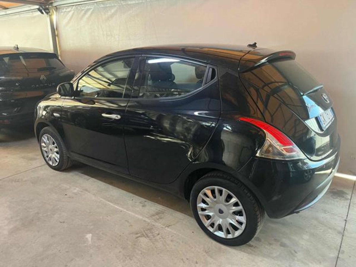 Lancia Ypsilon 1.0 FireFly 5 porte S&S Hybrid Ecochic Silver (2)