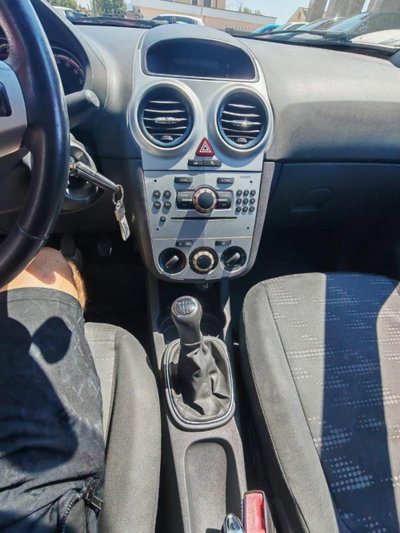 Opel Corsa 1.2 5 porte Cosmo (10)