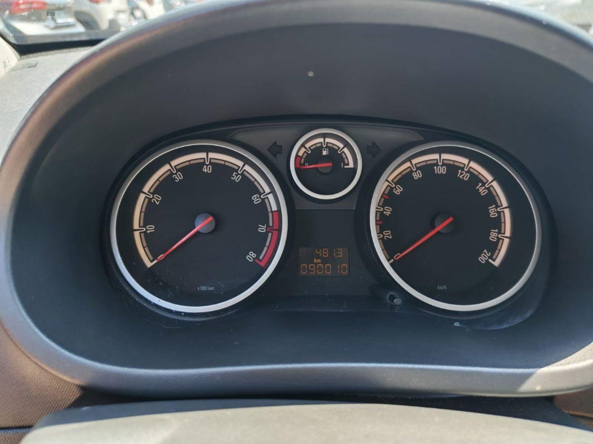 Opel Corsa 1.2 5 porte Cosmo (13)