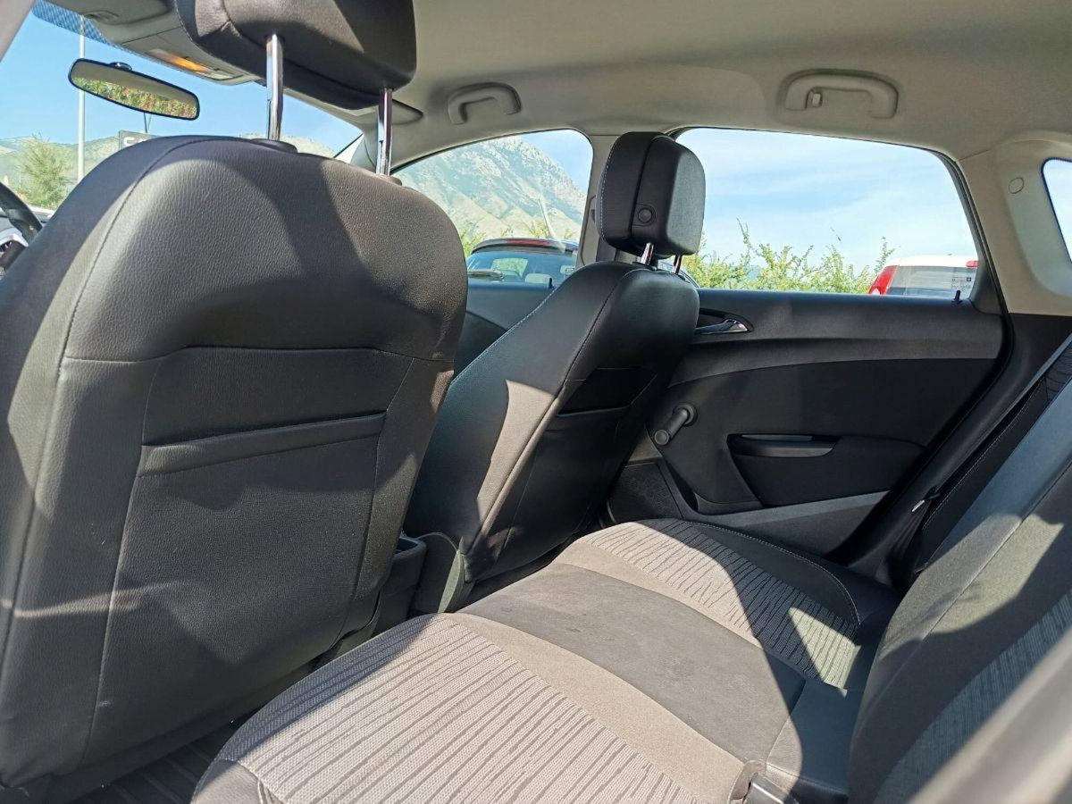 Opel Astra 1.4 Turbo 140CV 4 porte GPL Tech Cosmo (13)