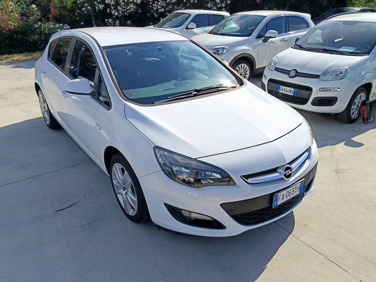 Opel Astra 1.4 Turbo 140CV 4 porte GPL Tech Cosmo (5)