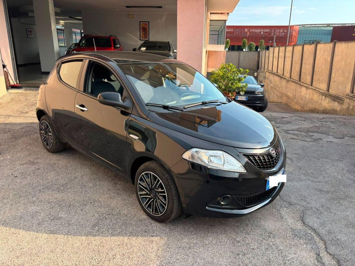 Lancia Ypsilon 1.0 FireFly 5 porte S&S Hybrid Gold Plus (2)