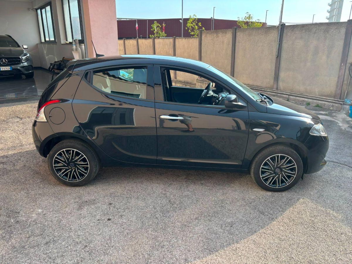 Lancia Ypsilon 1.0 FireFly 5 porte S&S Hybrid Gold Plus (4)