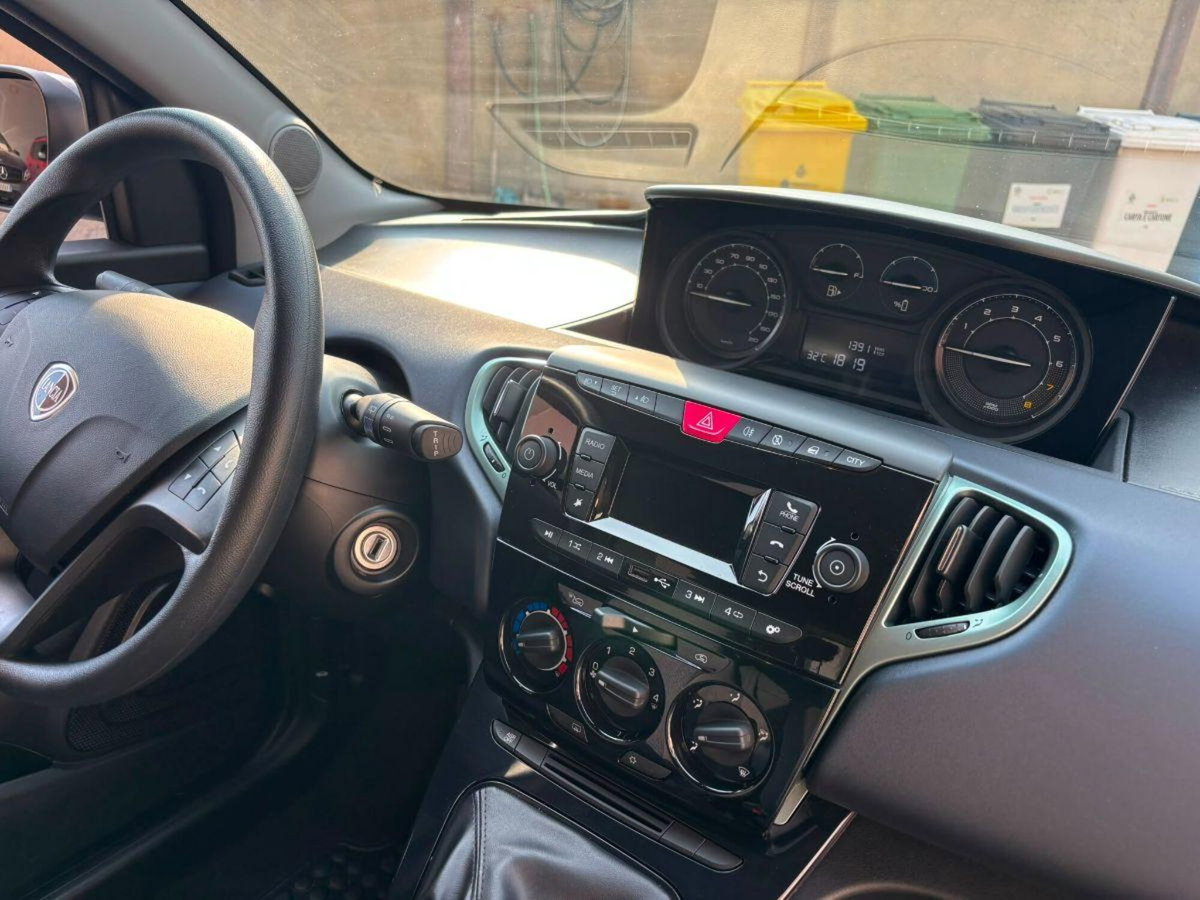 Lancia Ypsilon 1.0 FireFly 5 porte S&S Hybrid Gold Plus (6)