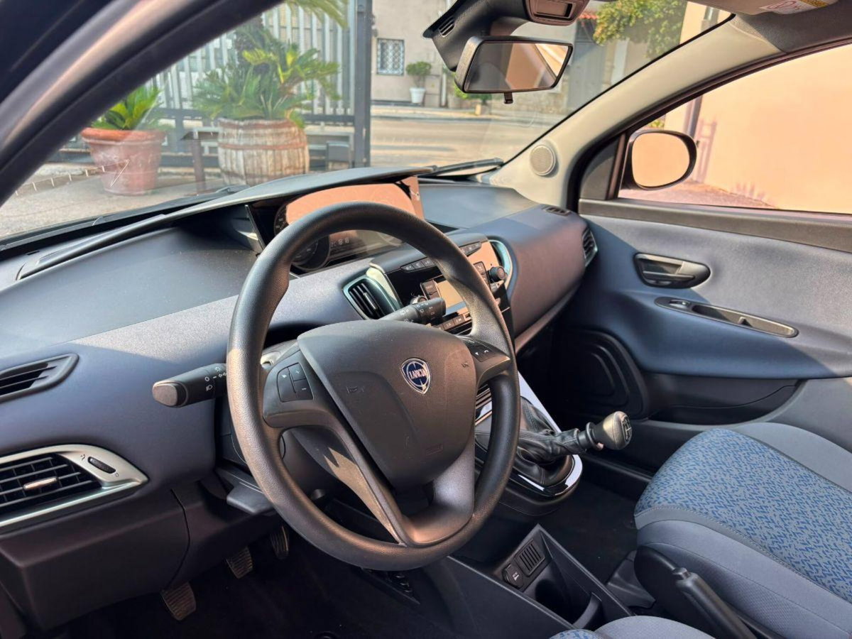 Lancia Ypsilon 1.0 FireFly 5 porte S&S Hybrid Gold Plus (8)