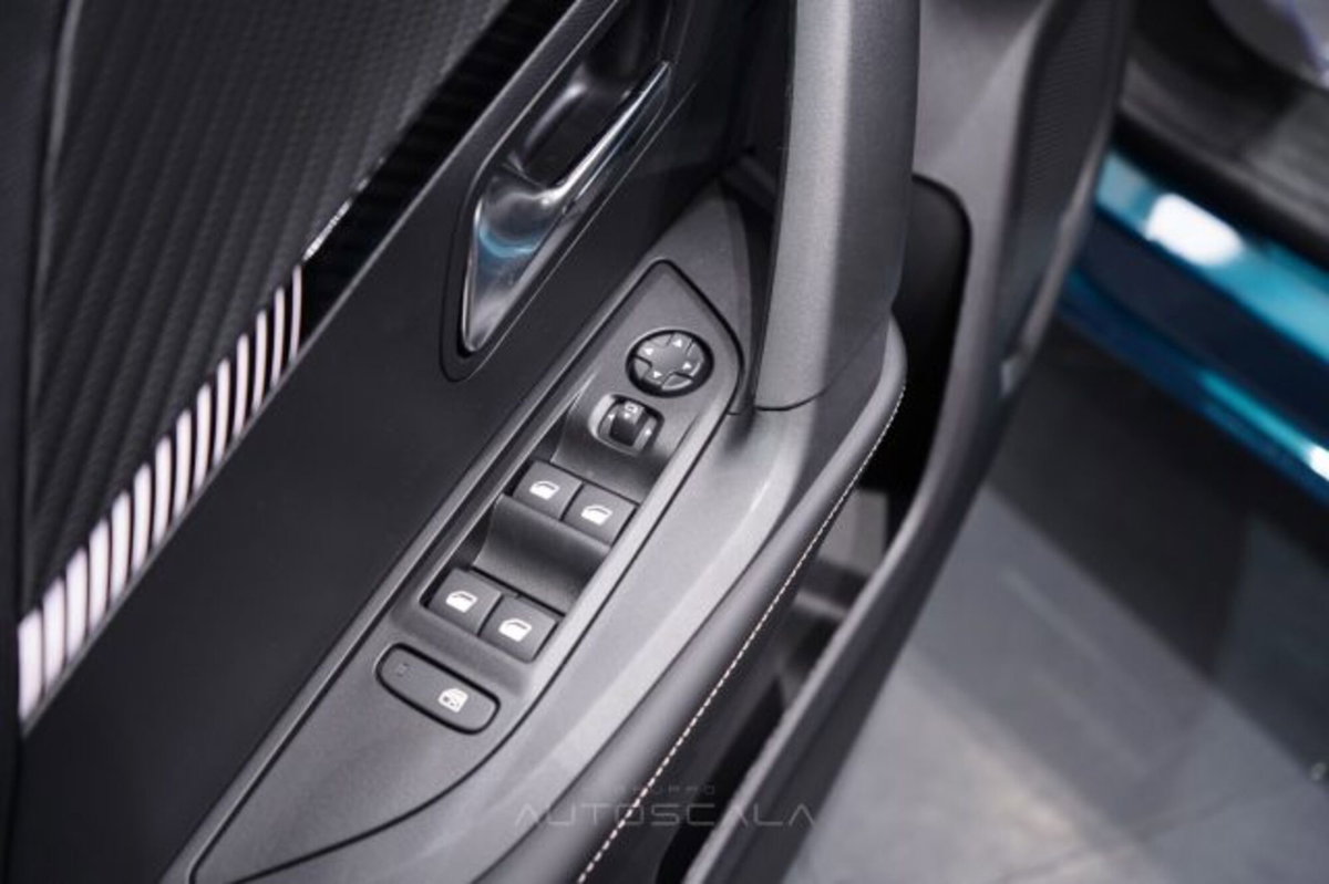 Peugeot 2008 1.2 puretech Allure s&s 100cv (10)