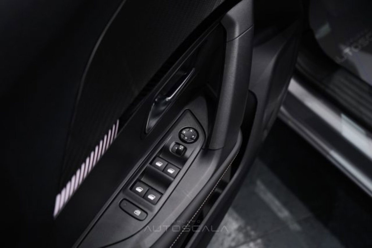 Peugeot 2008 1.2 hybrid Allure 145cv e-dcs6 (10)