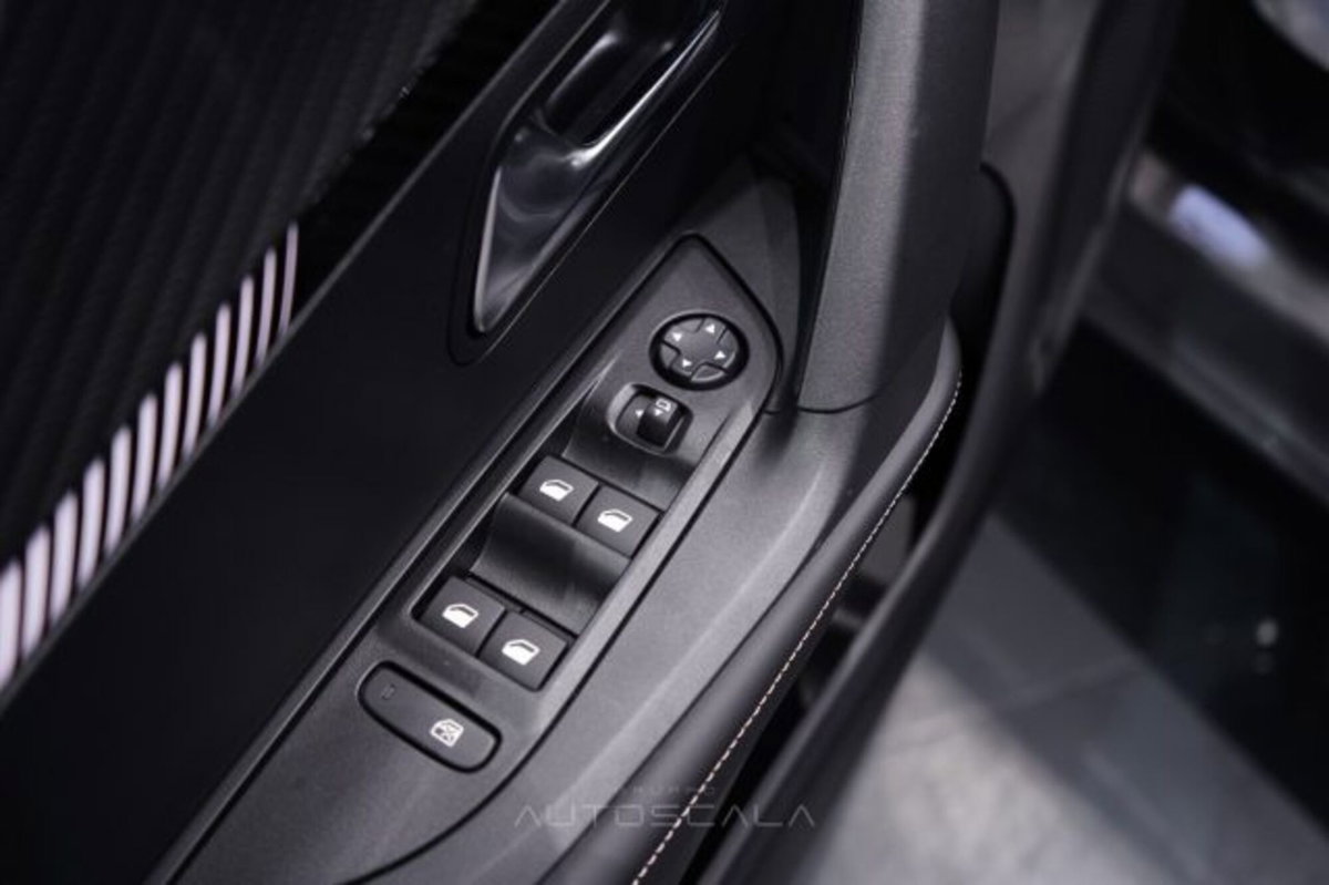 Peugeot 2008 1.2 hybrid Allure 145cv e-dcs6 (10)