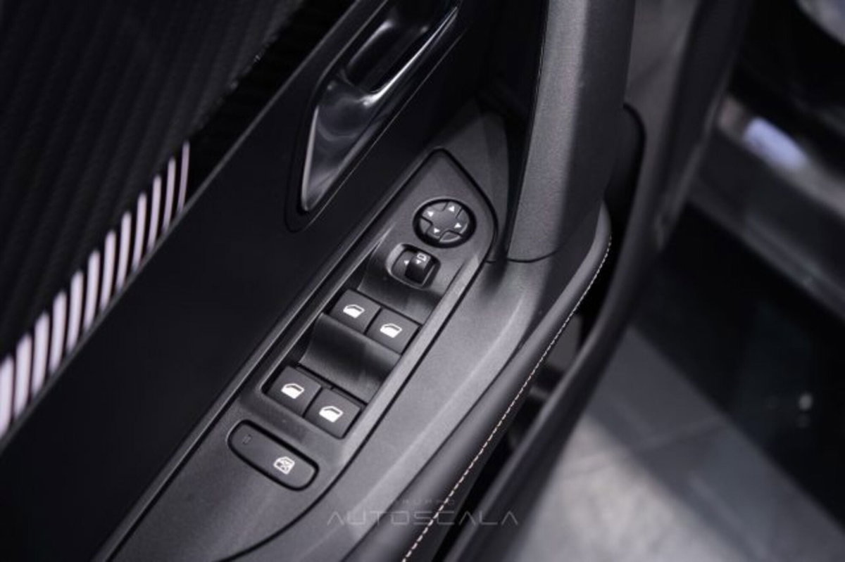 Peugeot 2008 1.2 hybrid Allure 145cv e-dcs6 (10)