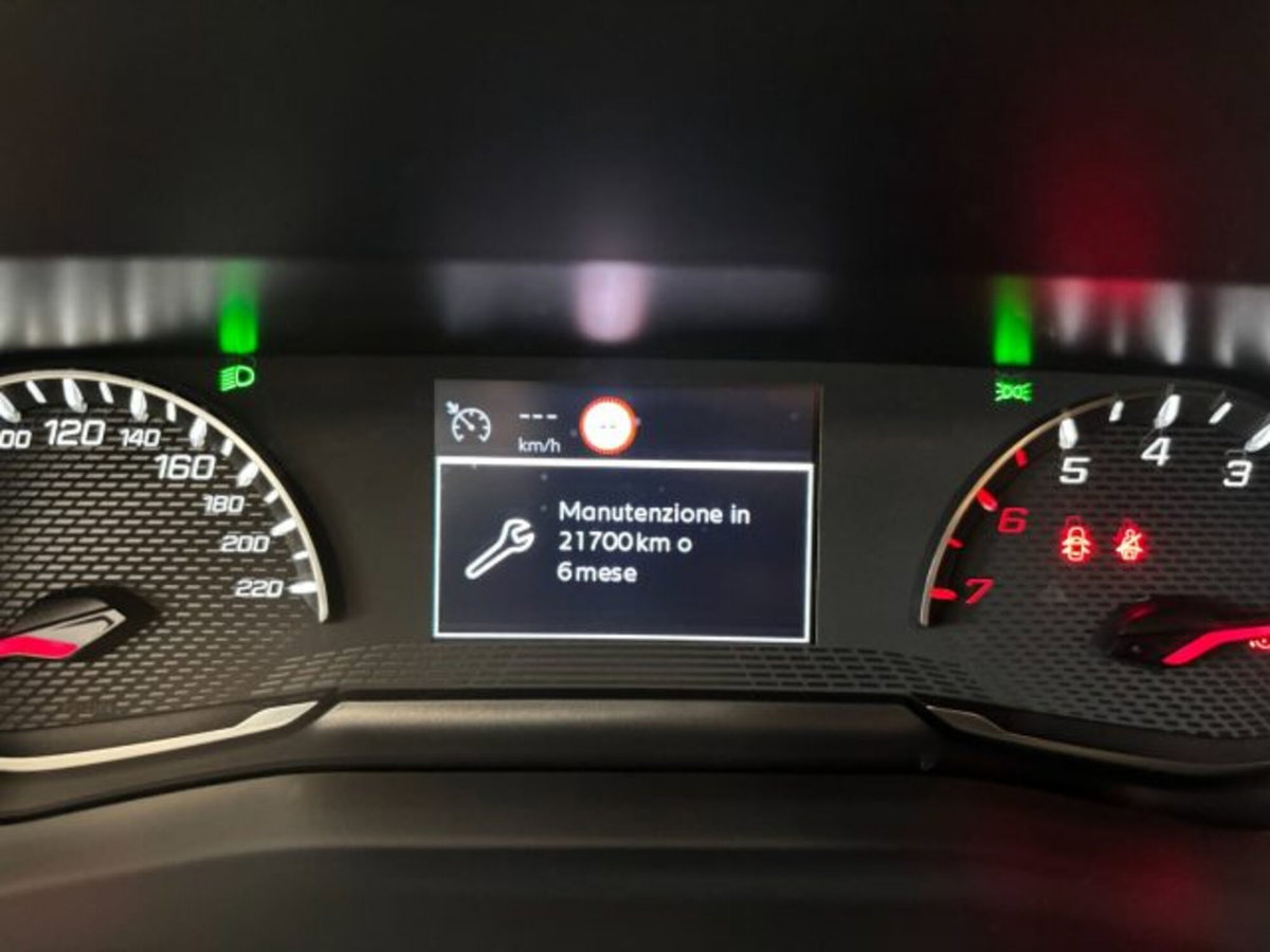 Peugeot 2008 BlueHDi 110 S&S Allure Pack (14)