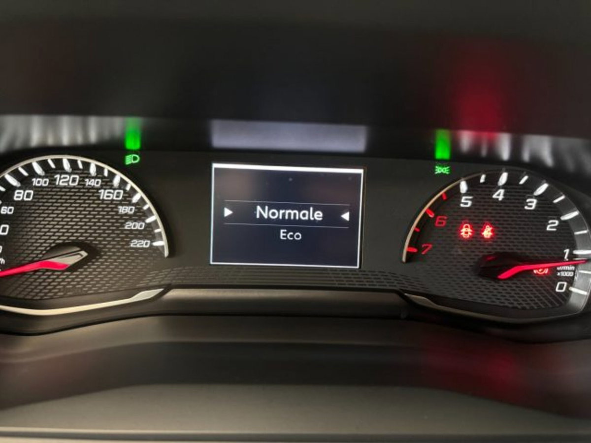Peugeot 2008 BlueHDi 110 S&S Allure Pack (16)