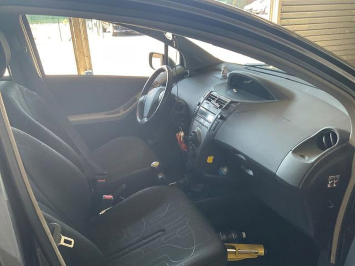 Toyota Yaris 1.0 5 porte (10)