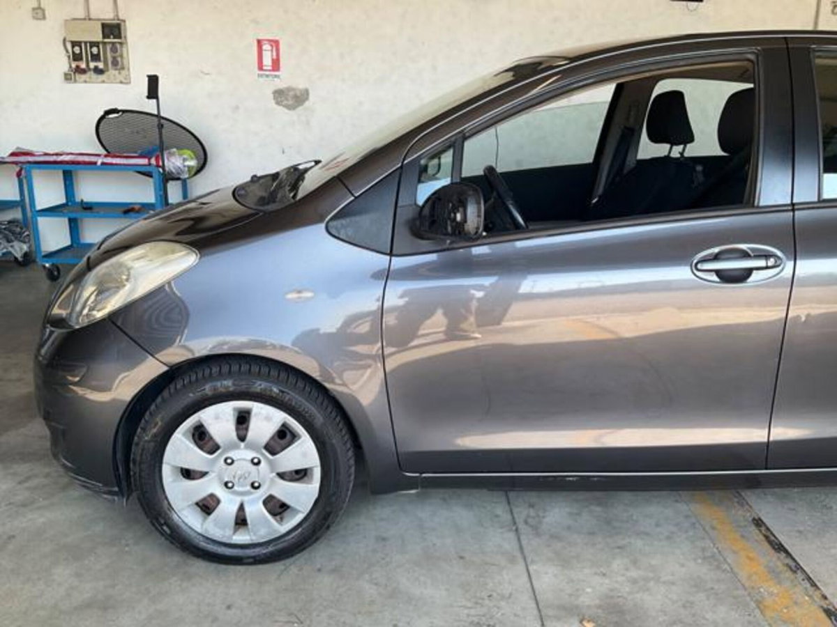 Toyota Yaris 1.0 5 porte (3)