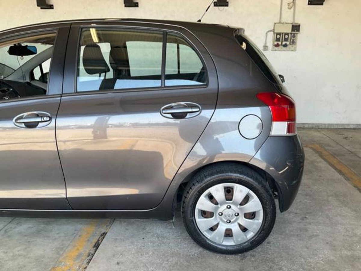 Toyota Yaris 1.0 5 porte (7)