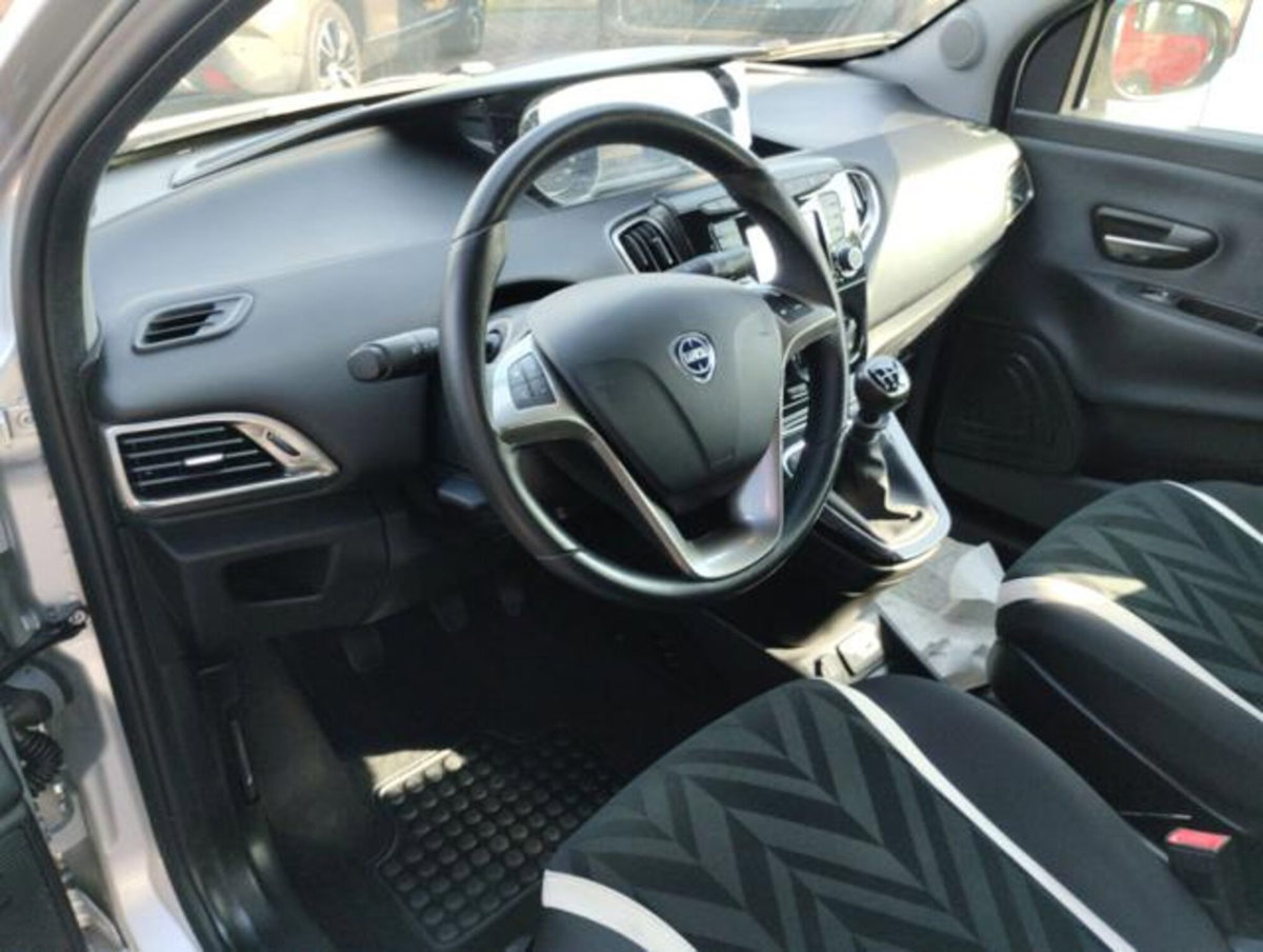 Lancia Ypsilon 1.2 69 CV 5 porte Gold (12)