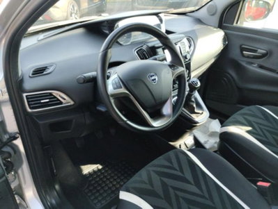 Lancia Ypsilon 1.2 69 CV 5 porte Gold (12)