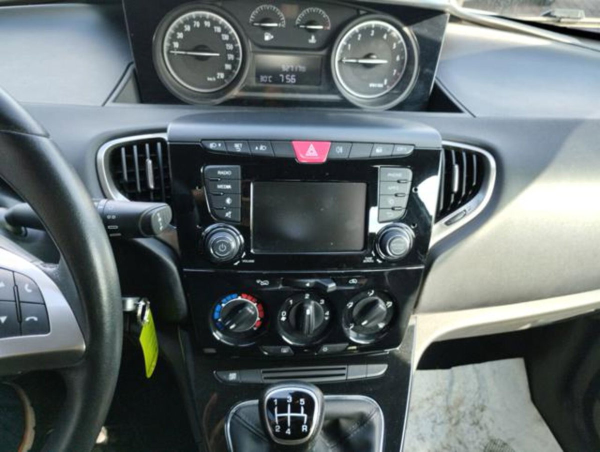 Lancia Ypsilon 1.2 69 CV 5 porte Gold (14)