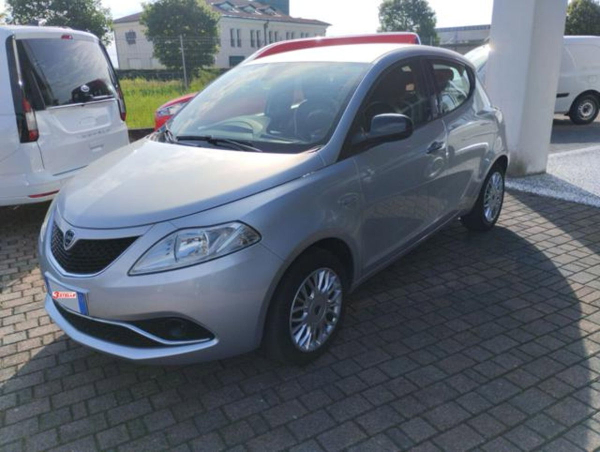 Lancia Ypsilon 1.2 69 CV 5 porte Gold (2)