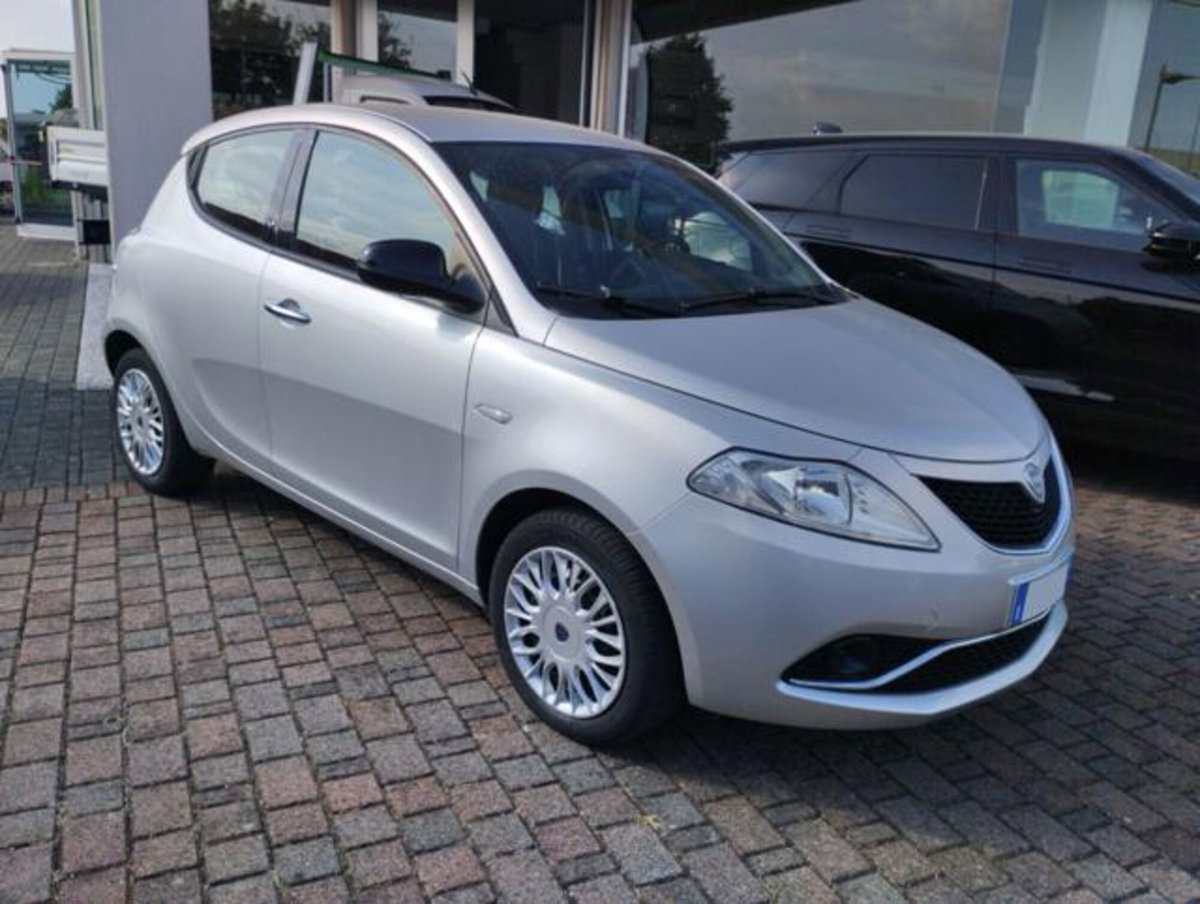 Lancia Ypsilon 1.2 69 CV 5 porte Gold (5)