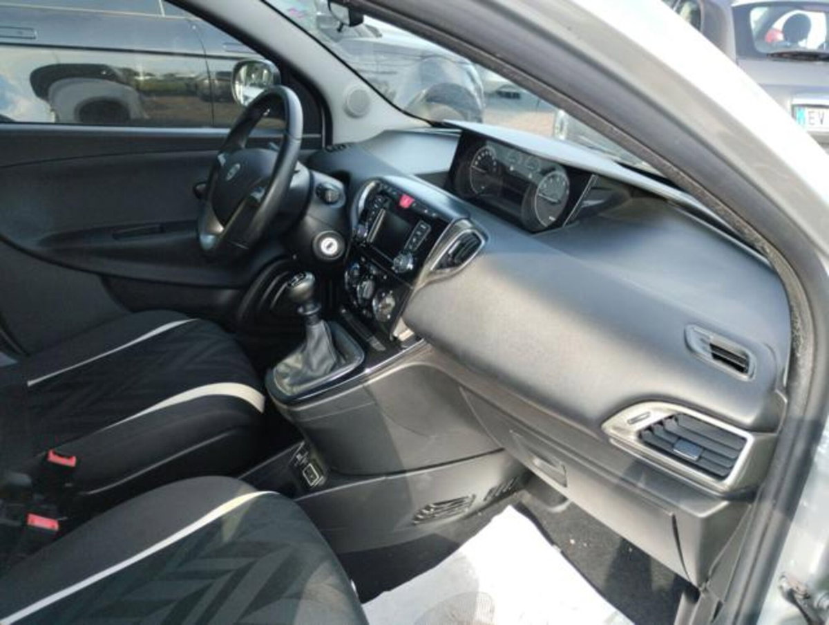 Lancia Ypsilon 1.2 69 CV 5 porte Gold (6)