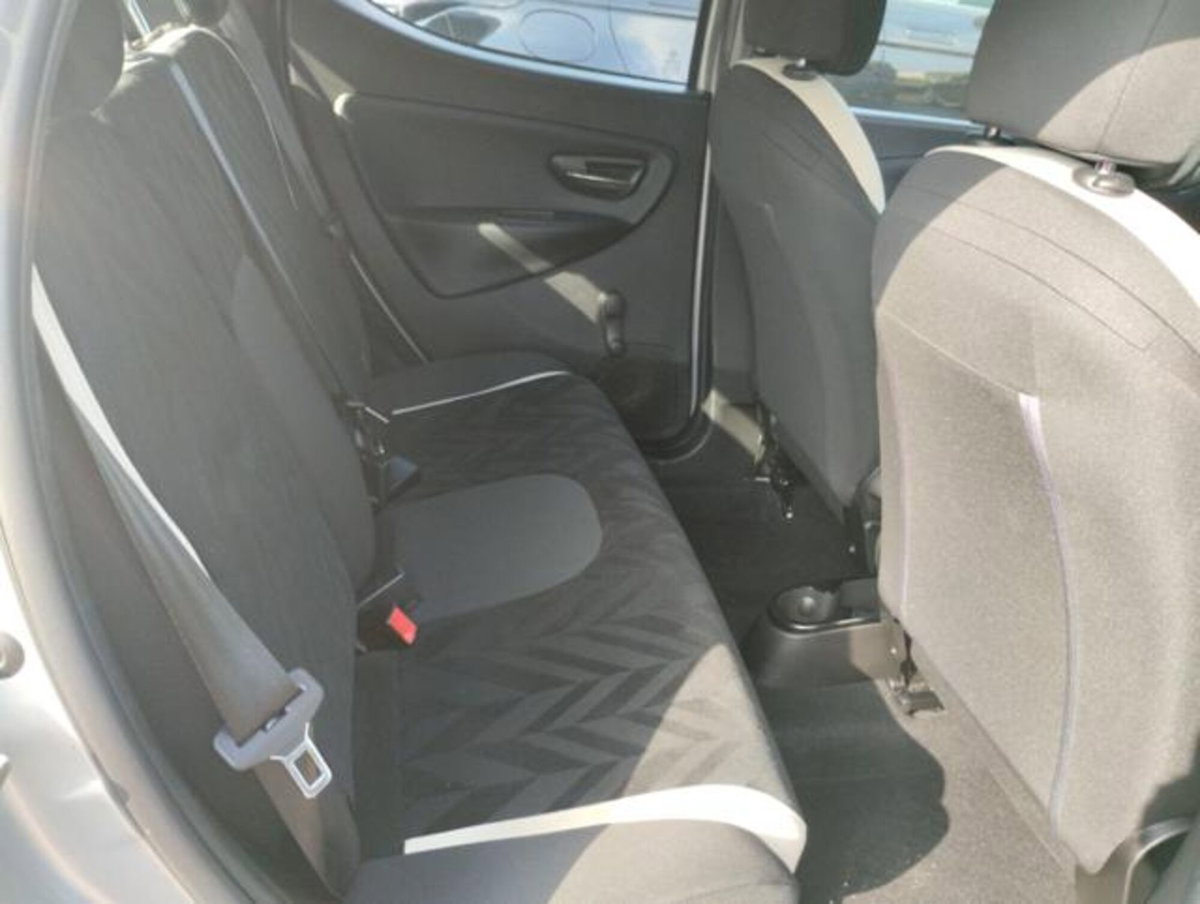 Lancia Ypsilon 1.2 69 CV 5 porte Gold (8)