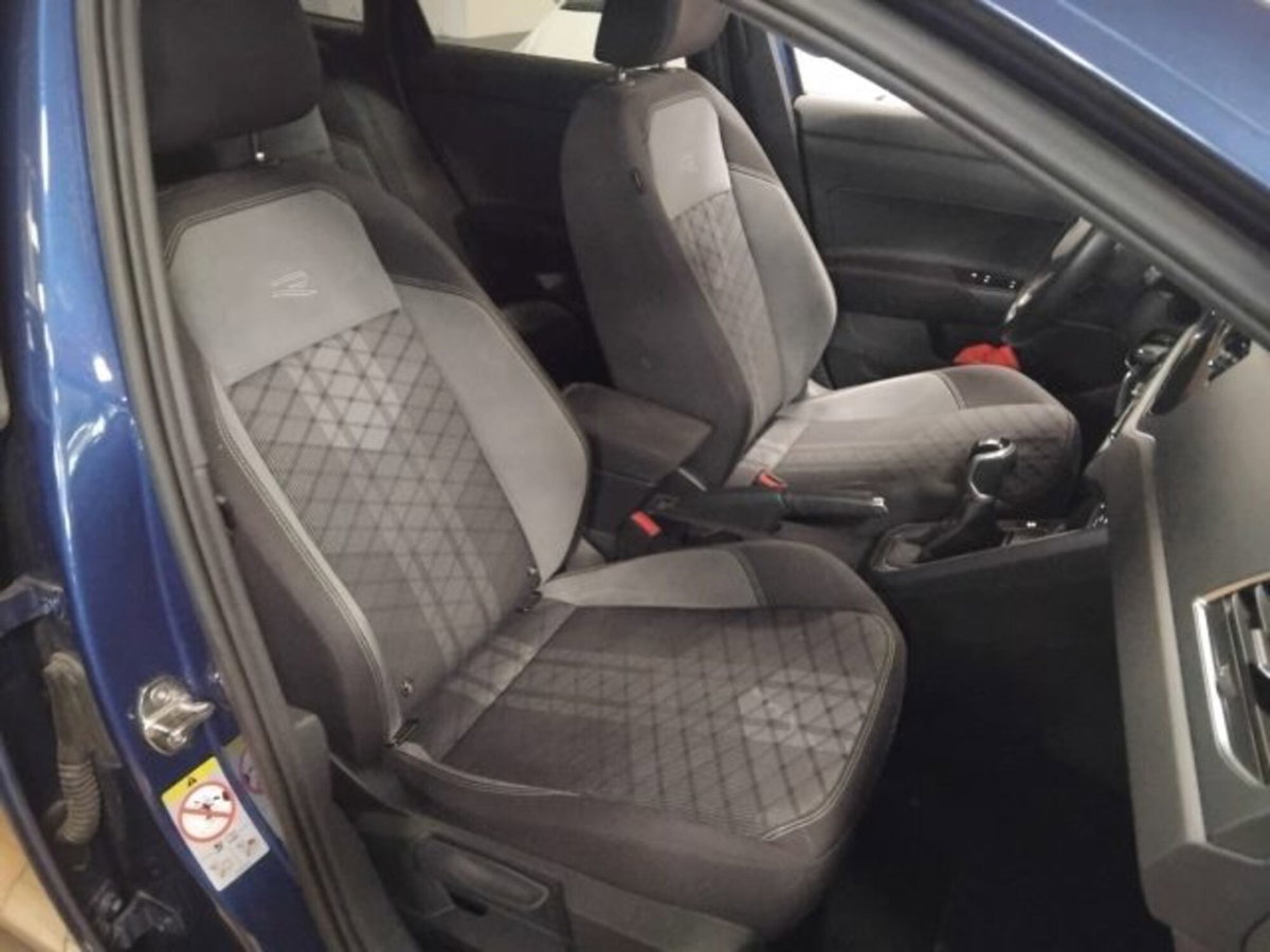 Volkswagen Taigo 1.0 tsi R-Line 115cv (14)
