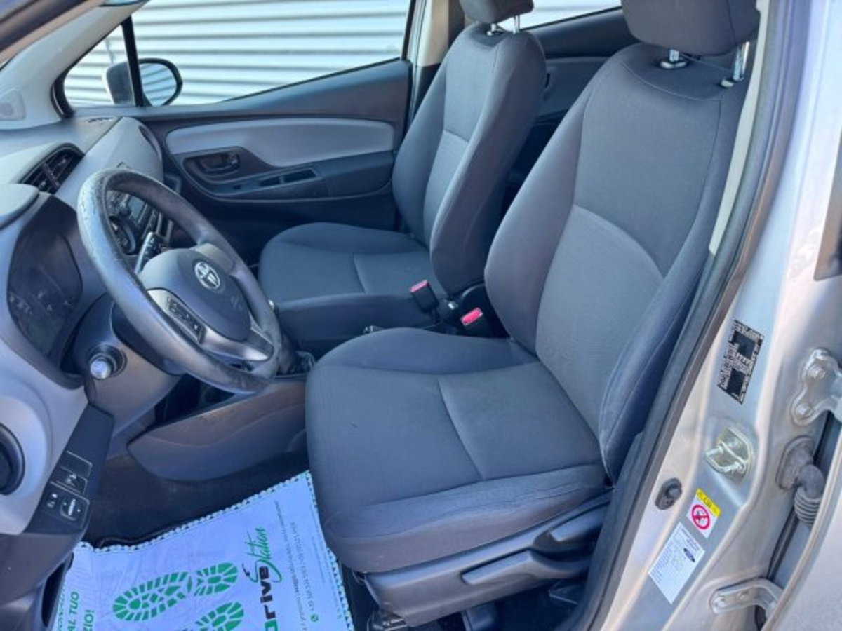 Toyota Yaris 1.0 5 porte Active (15)