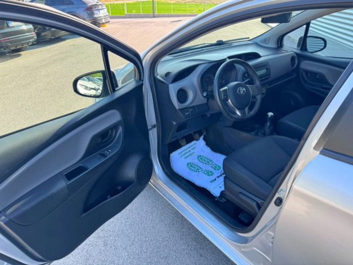 Toyota Yaris 1.0 5 porte Active (16)