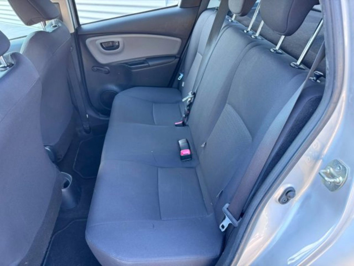 Toyota Yaris 1.0 5 porte Active (17)
