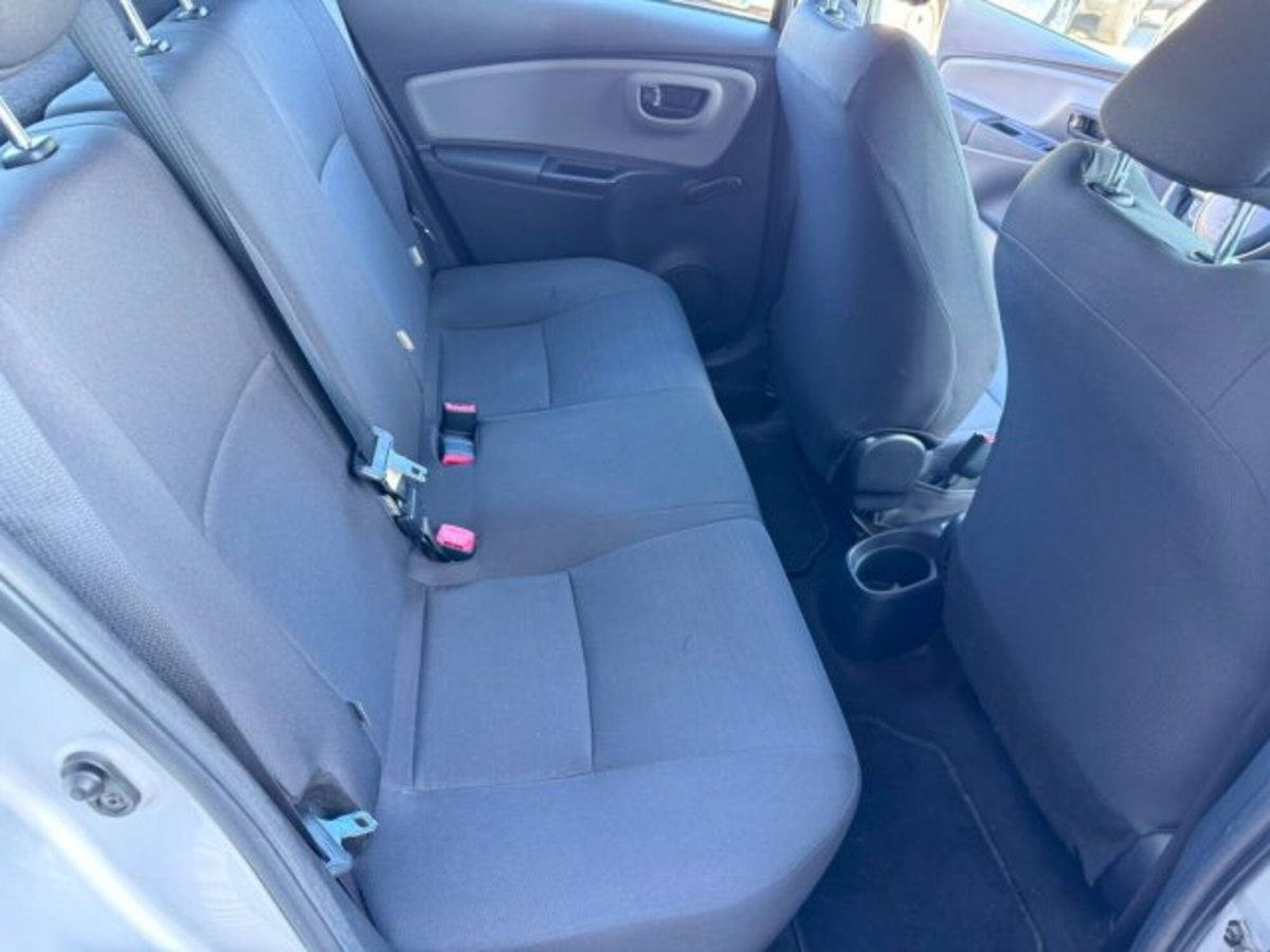 Toyota Yaris 1.0 5 porte Active (19)