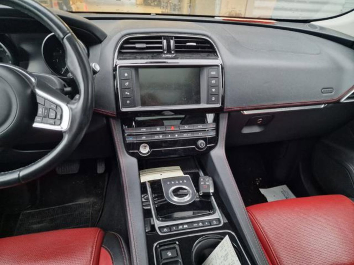 Jaguar F-Pace 2.0 D 180 CV AWD R-Sport (11)