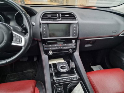 Jaguar F-Pace 2.0 D 180 CV AWD R-Sport (11)