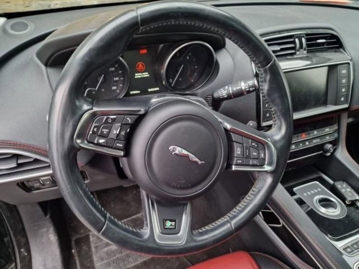 Jaguar F-Pace 2.0 D 180 CV AWD R-Sport (12)