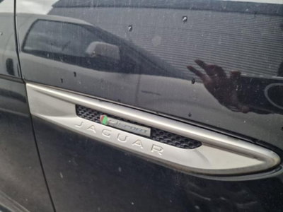 Jaguar F-Pace 2.0 D 180 CV AWD R-Sport (14)