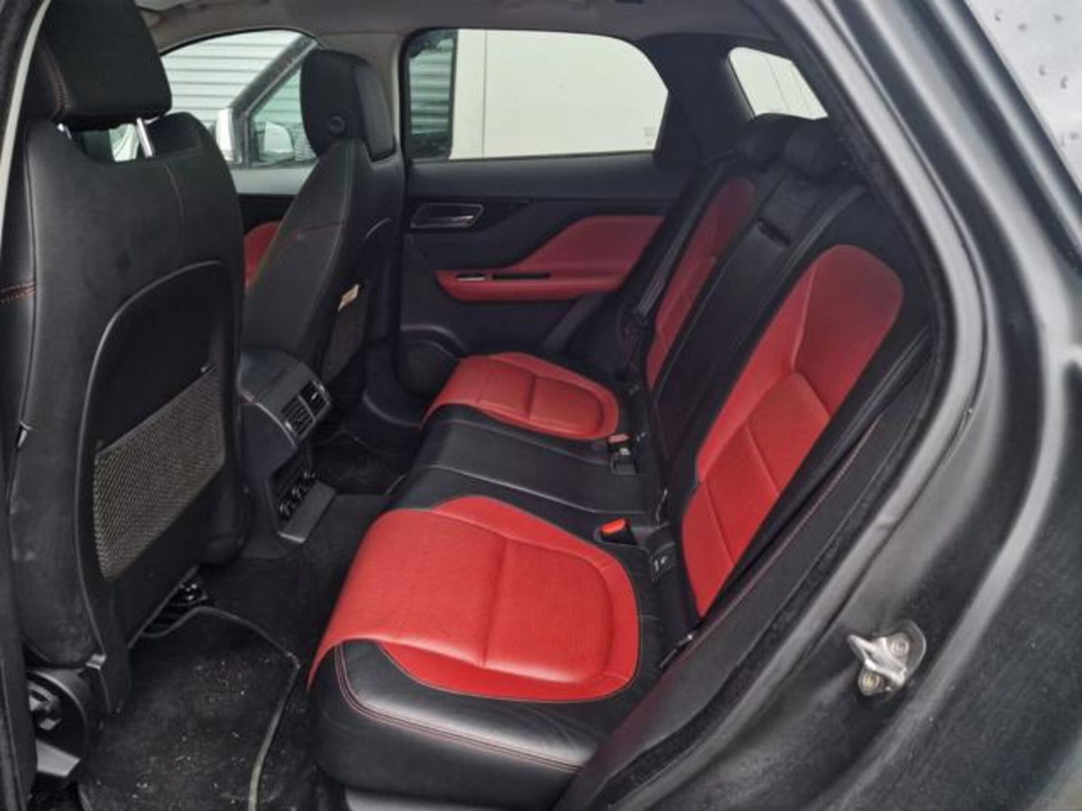 Jaguar F-Pace 2.0 D 180 CV AWD R-Sport (17)