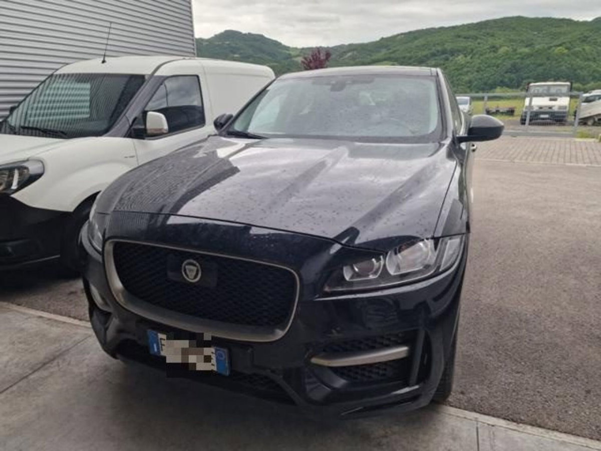 Jaguar F-Pace 2.0 D 180 CV AWD R-Sport (2)
