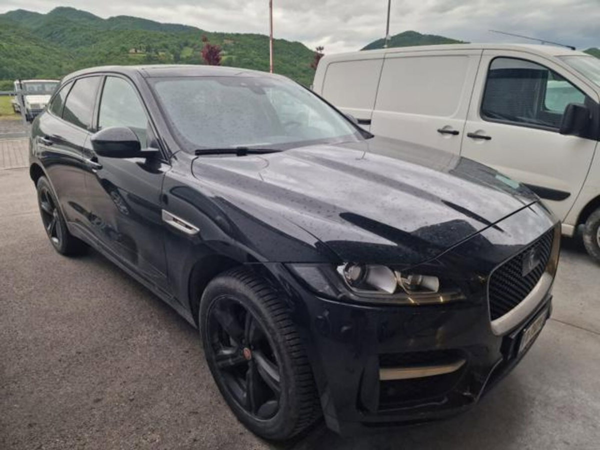 Jaguar F-Pace 2.0 D 180 CV AWD R-Sport (3)