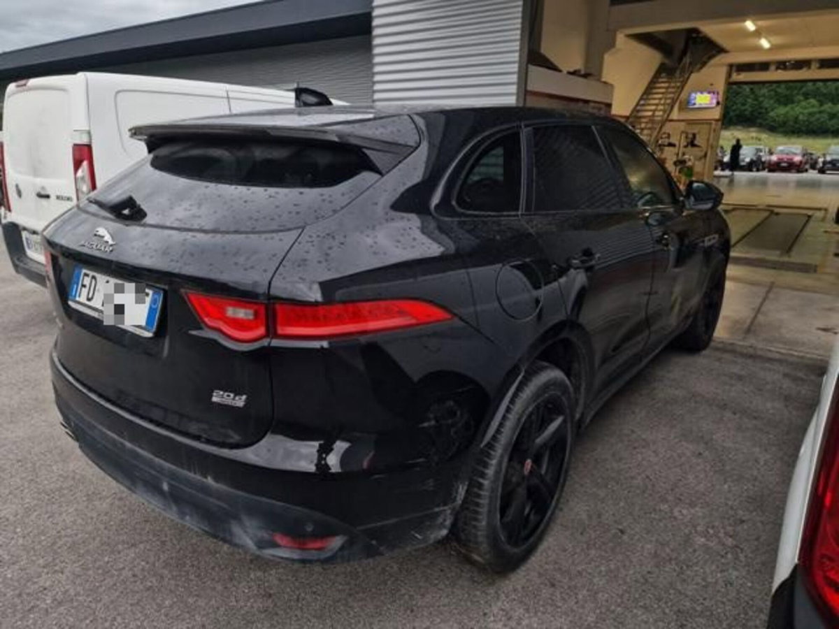 Jaguar F-Pace 2.0 D 180 CV AWD R-Sport (5)