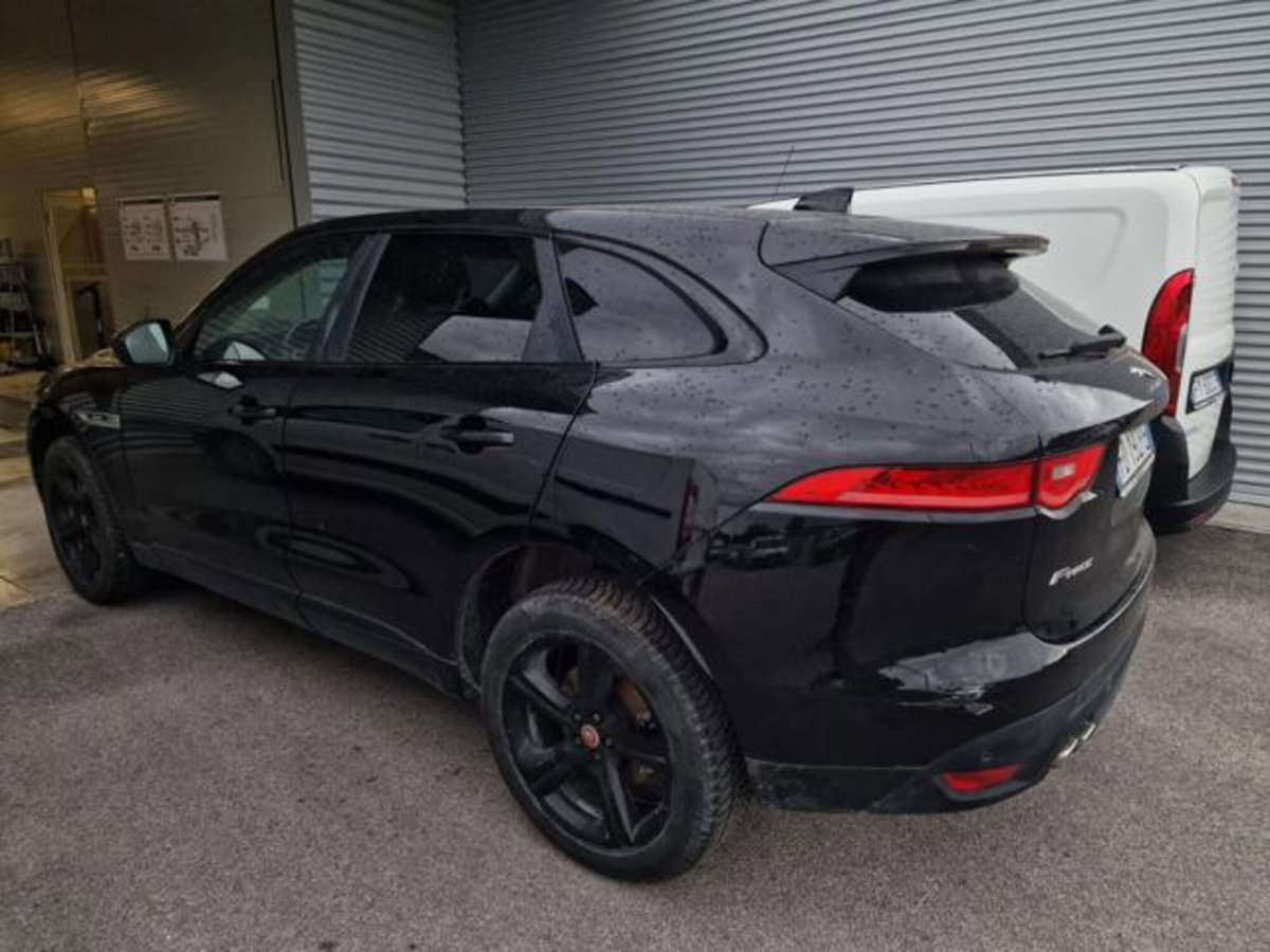 Jaguar F-Pace 2.0 D 180 CV AWD R-Sport (6)
