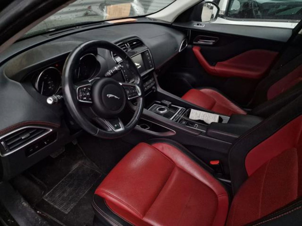 Jaguar F-Pace 2.0 D 180 CV AWD R-Sport (9)