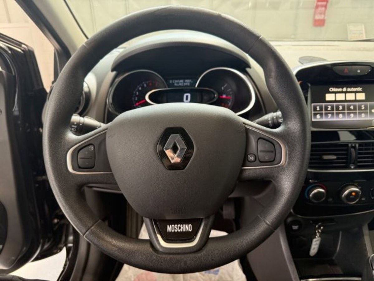 Renault Clio TCe 12V 90 CV 5 porte Moschino Zen (12)