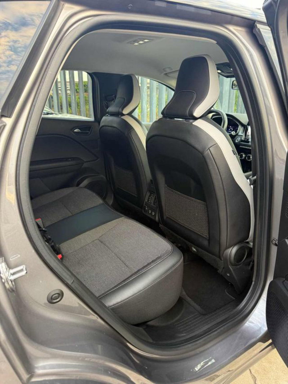 Renault Captur Blue dCi 115 CV EDC Initiale Paris (9)