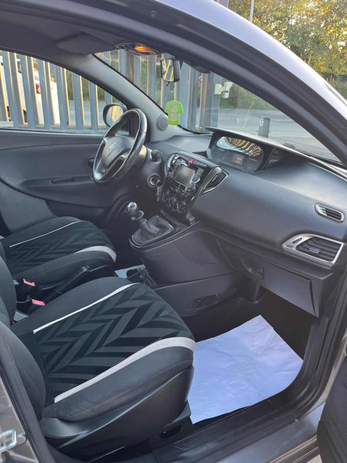 Lancia Ypsilon 0.9 TwinAir 85 CV 5 porte Metano Ecochic Platinum (13)